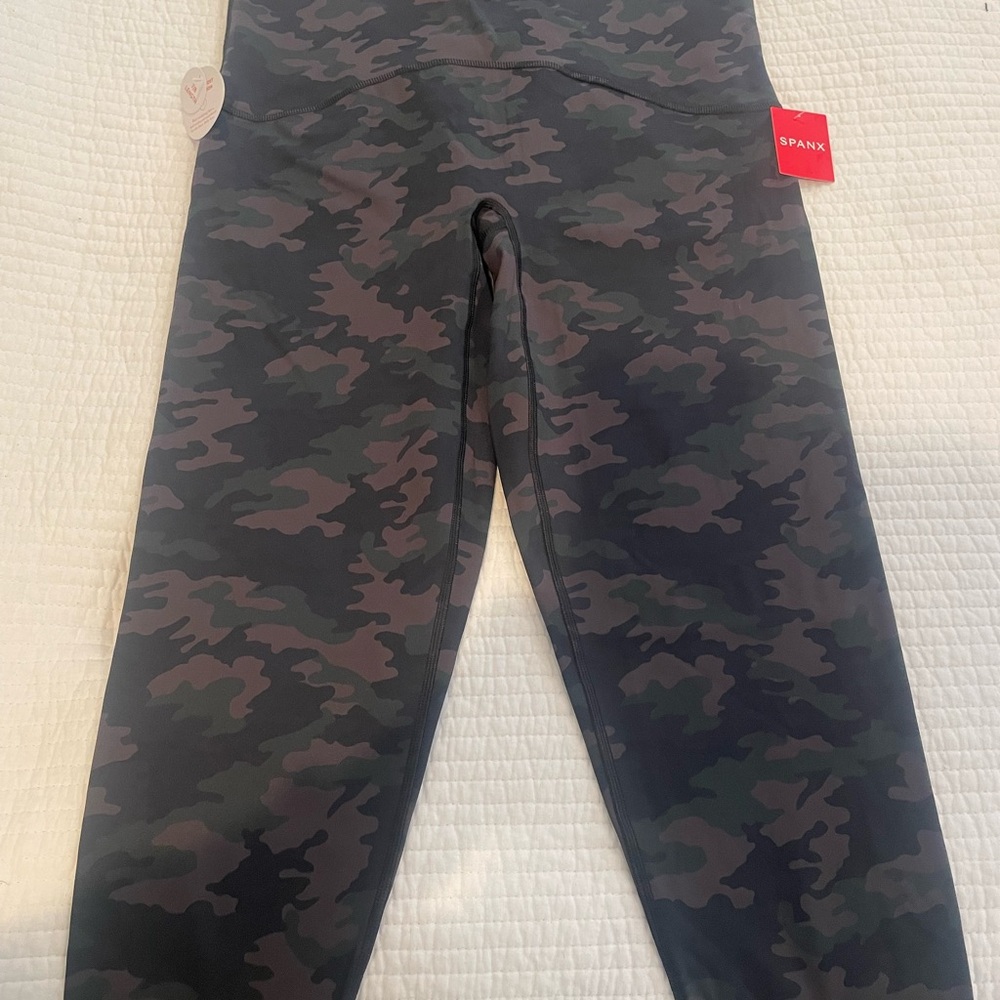 Spanx Booty Boost 7/8 Printed Camo leggings- New with Tags